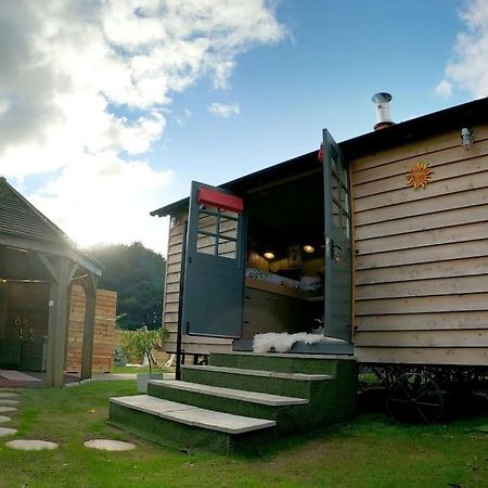 カムボーン Romantic Retreat - Luxury Shepherds Hut + Hot Tub!ヴィラ エクステリア 写真