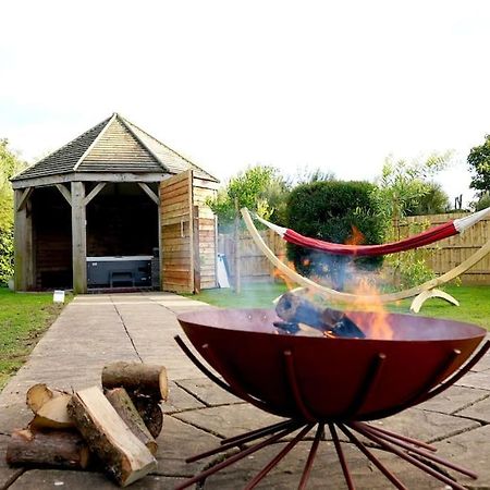 Romantic Retreat - Luxury Shepherds Hut + Hot Tub! カムボーン エクステリア 写真