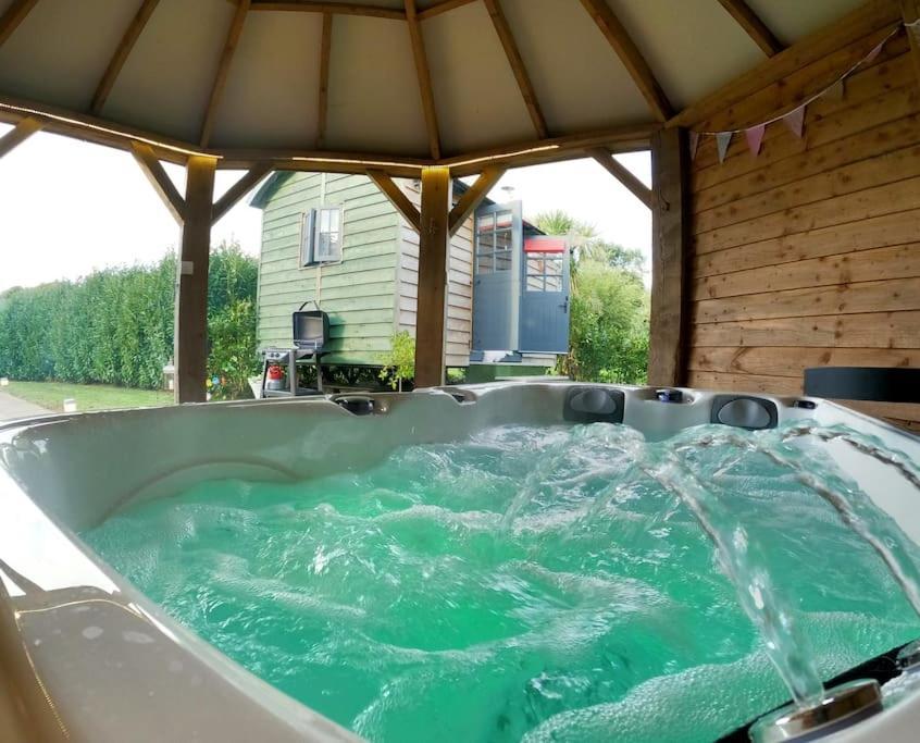 カムボーン Romantic Retreat - Luxury Shepherds Hut + Hot Tub!ヴィラ エクステリア 写真