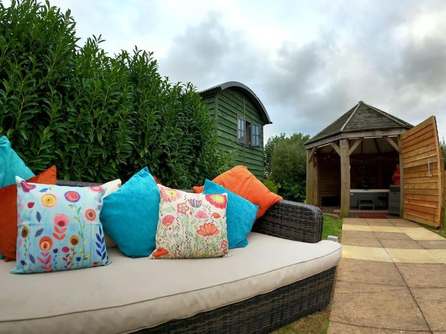 Romantic Retreat - Luxury Shepherds Hut + Hot Tub! カムボーン エクステリア 写真