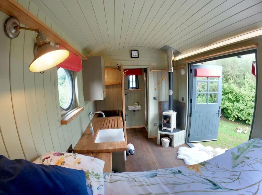 カムボーン Romantic Retreat - Luxury Shepherds Hut + Hot Tub!ヴィラ エクステリア 写真