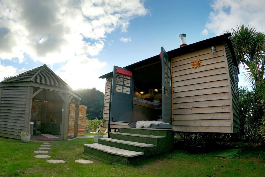 Romantic Retreat - Luxury Shepherds Hut + Hot Tub! カムボーン エクステリア 写真
