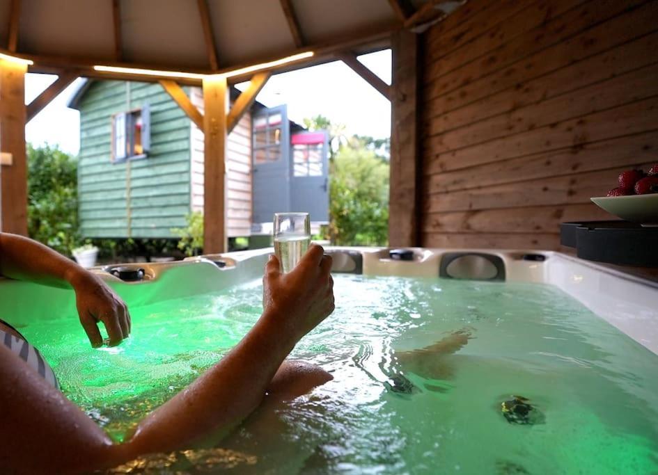 カムボーン Romantic Retreat - Luxury Shepherds Hut + Hot Tub!ヴィラ エクステリア 写真