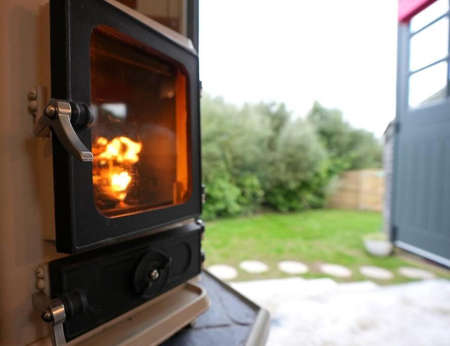 カムボーン Romantic Retreat - Luxury Shepherds Hut + Hot Tub!ヴィラ エクステリア 写真