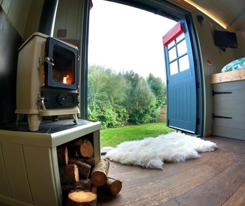 Romantic Retreat - Luxury Shepherds Hut + Hot Tub! カムボーン エクステリア 写真