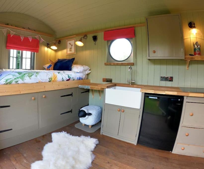 Romantic Retreat - Luxury Shepherds Hut + Hot Tub! カムボーン エクステリア 写真