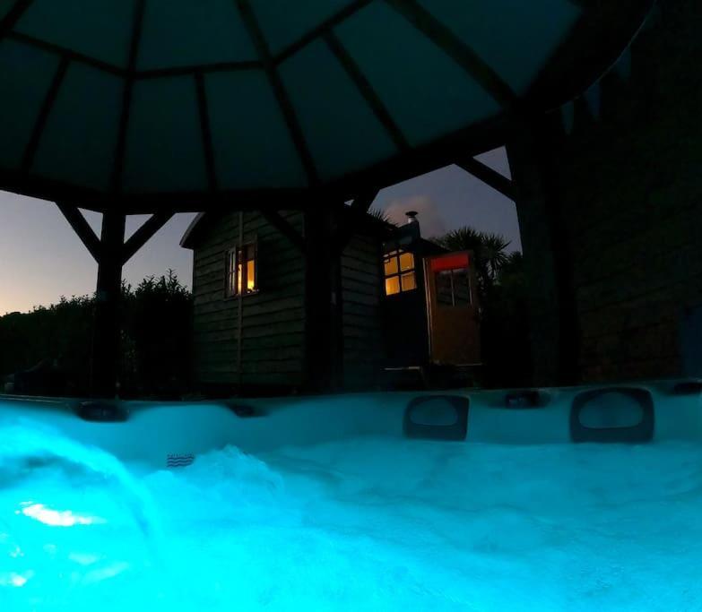 Romantic Retreat - Luxury Shepherds Hut + Hot Tub! カムボーン エクステリア 写真