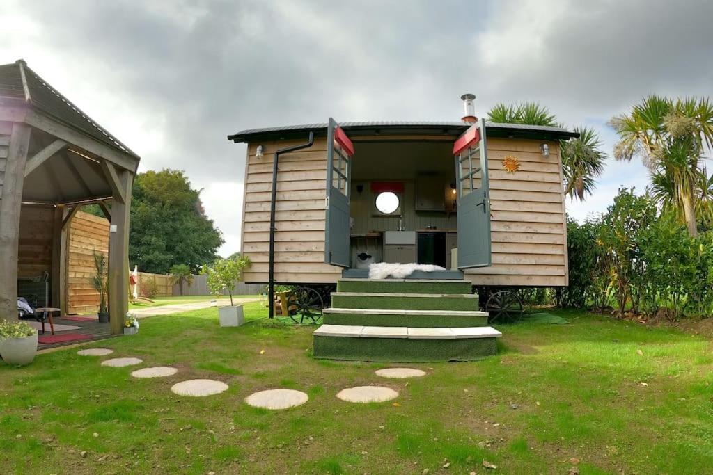 Romantic Retreat - Luxury Shepherds Hut + Hot Tub! カムボーン エクステリア 写真