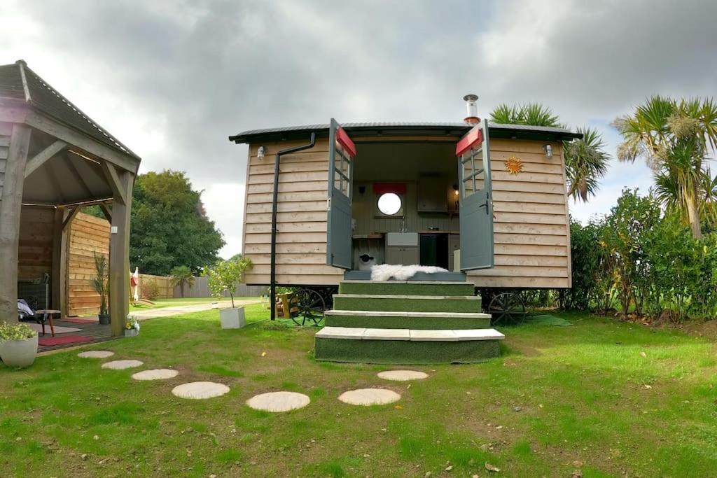 カムボーン Romantic Retreat - Luxury Shepherds Hut + Hot Tub!ヴィラ エクステリア 写真