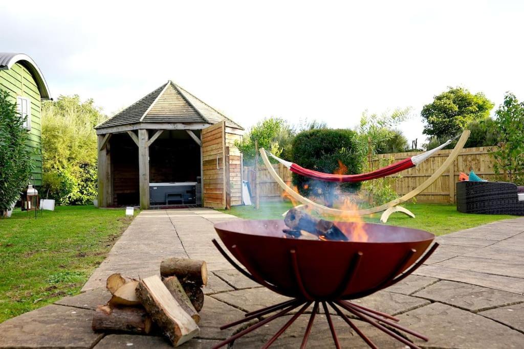 Romantic Retreat - Luxury Shepherds Hut + Hot Tub! カムボーン エクステリア 写真
