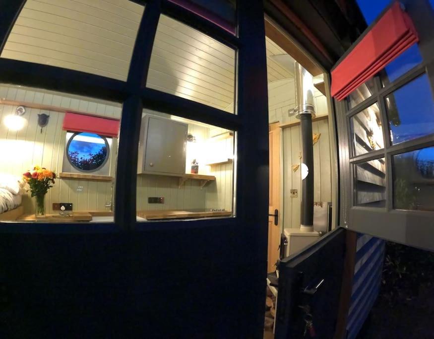 Romantic Retreat - Luxury Shepherds Hut + Hot Tub! カムボーン エクステリア 写真