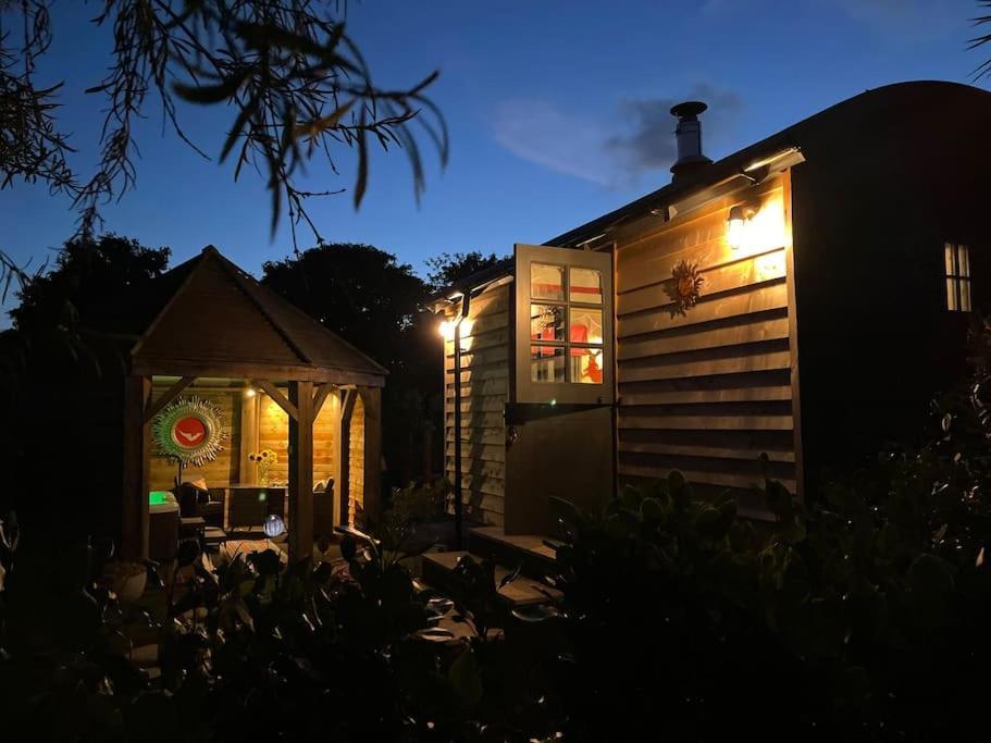 Romantic Retreat - Luxury Shepherds Hut + Hot Tub! カムボーン エクステリア 写真