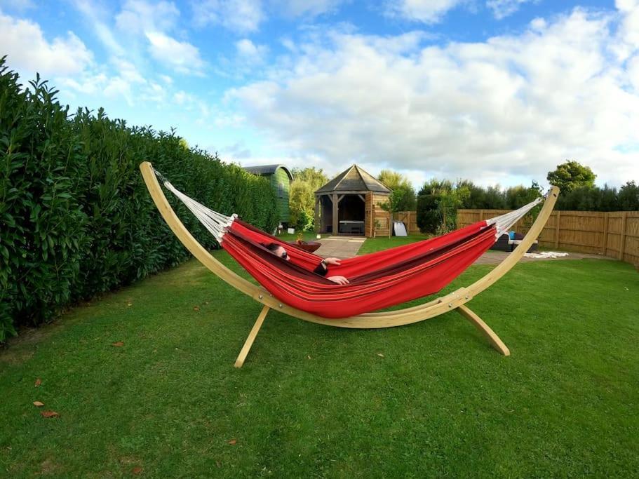 Romantic Retreat - Luxury Shepherds Hut + Hot Tub! カムボーン エクステリア 写真