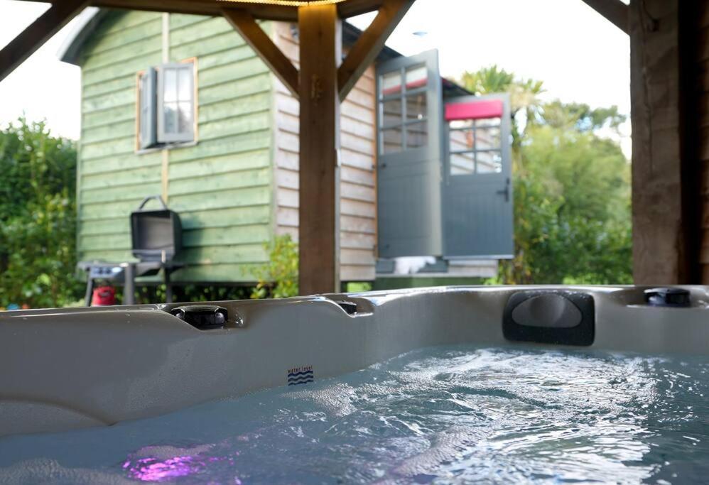 Romantic Retreat - Luxury Shepherds Hut + Hot Tub! カムボーン エクステリア 写真