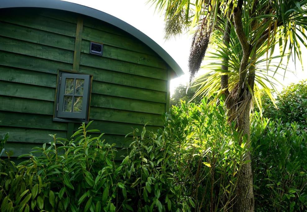 Romantic Retreat - Luxury Shepherds Hut + Hot Tub! カムボーン エクステリア 写真