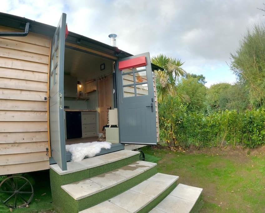 Romantic Retreat - Luxury Shepherds Hut + Hot Tub! カムボーン エクステリア 写真