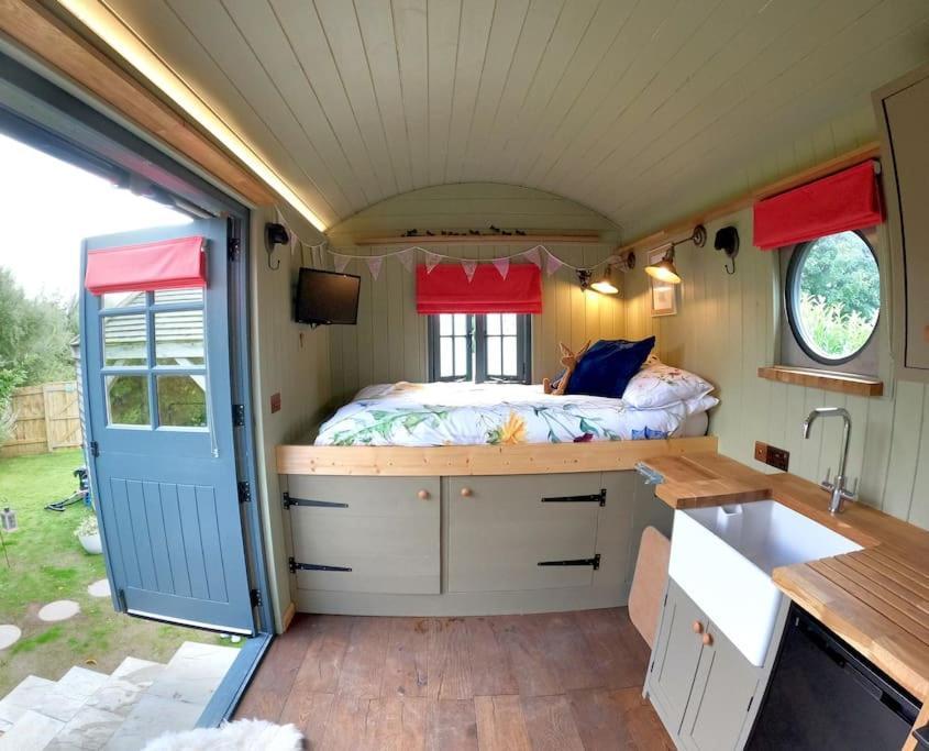 カムボーン Romantic Retreat - Luxury Shepherds Hut + Hot Tub!ヴィラ エクステリア 写真