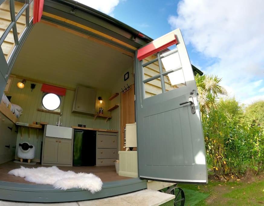 カムボーン Romantic Retreat - Luxury Shepherds Hut + Hot Tub!ヴィラ エクステリア 写真