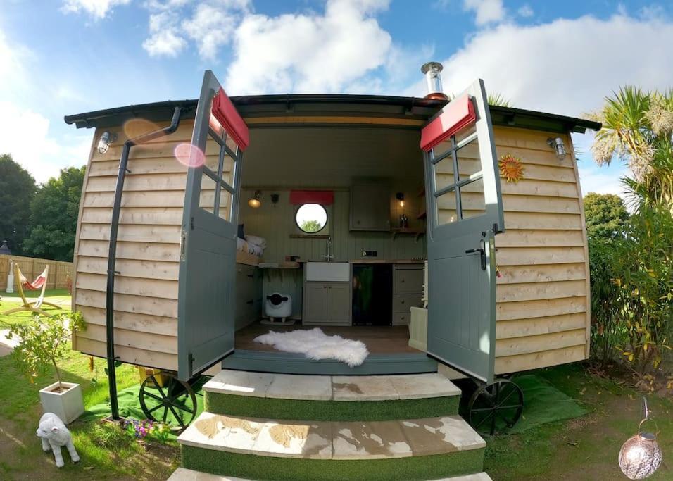 カムボーン Romantic Retreat - Luxury Shepherds Hut + Hot Tub!ヴィラ エクステリア 写真